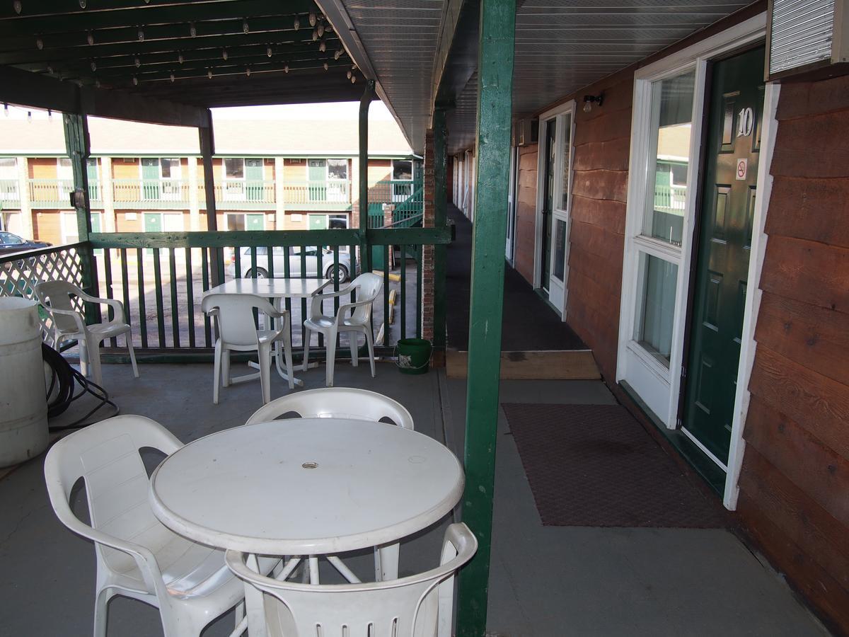 Airways Motel Cold Lake Екстериор снимка