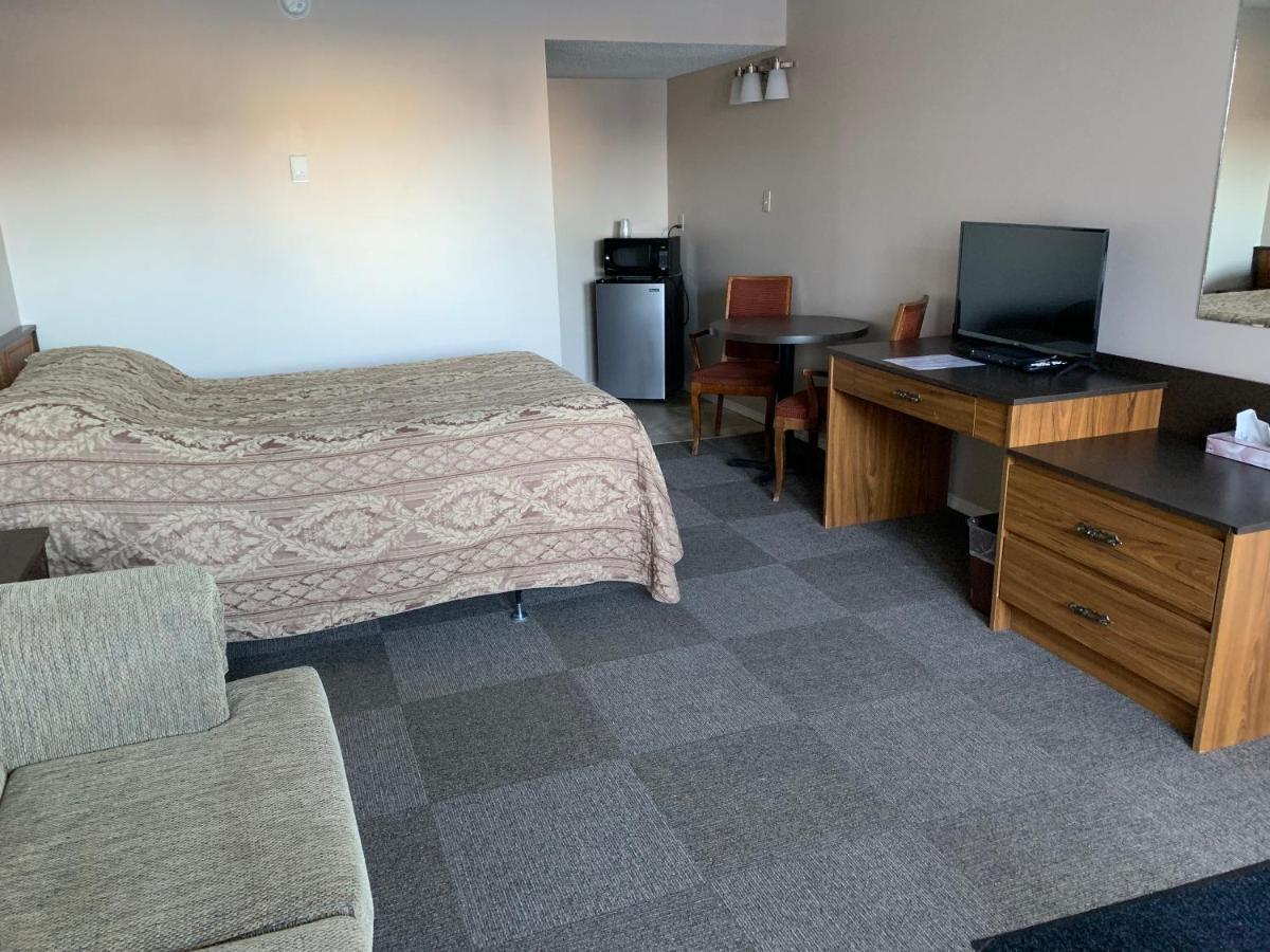 Airways Motel Cold Lake Екстериор снимка