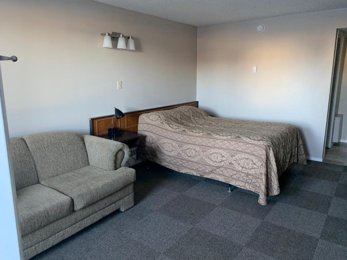 Airways Motel Cold Lake Екстериор снимка